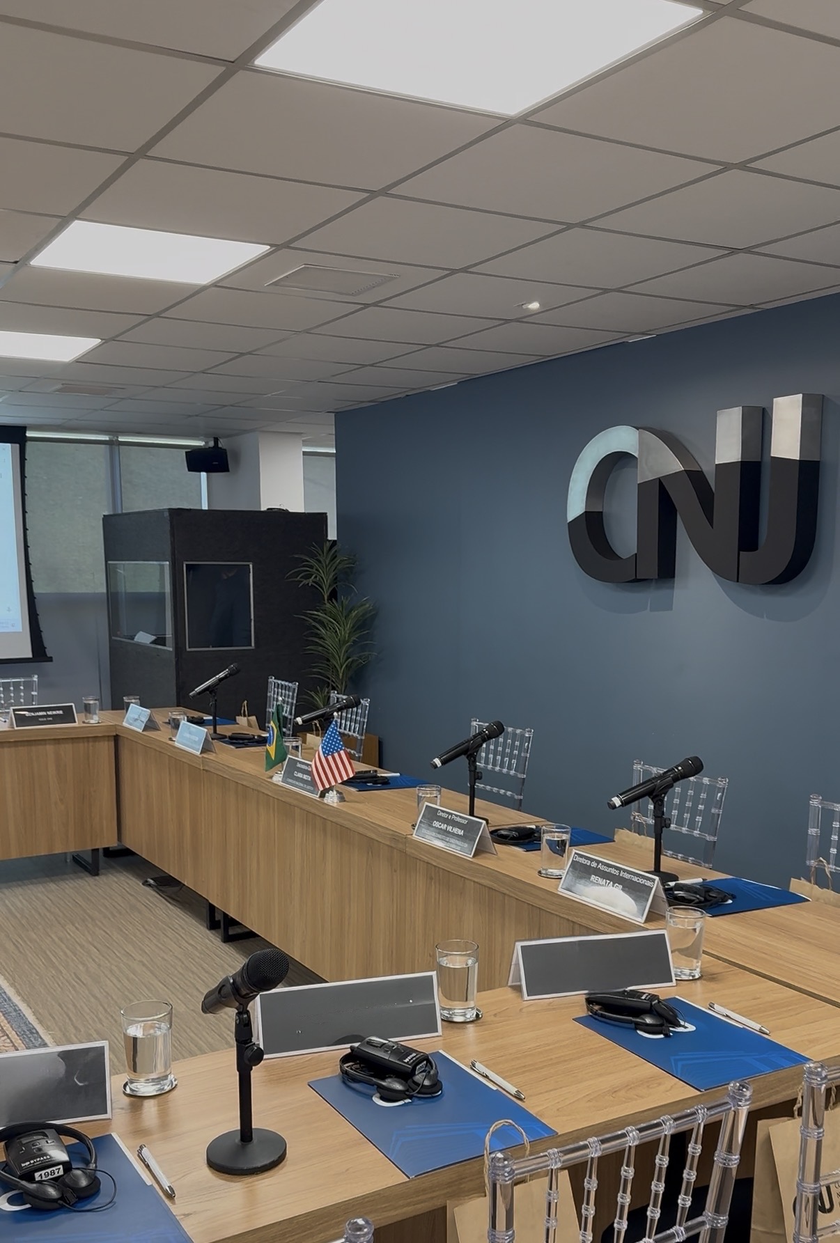 Sala de conferência preparada para interpretação simultânea